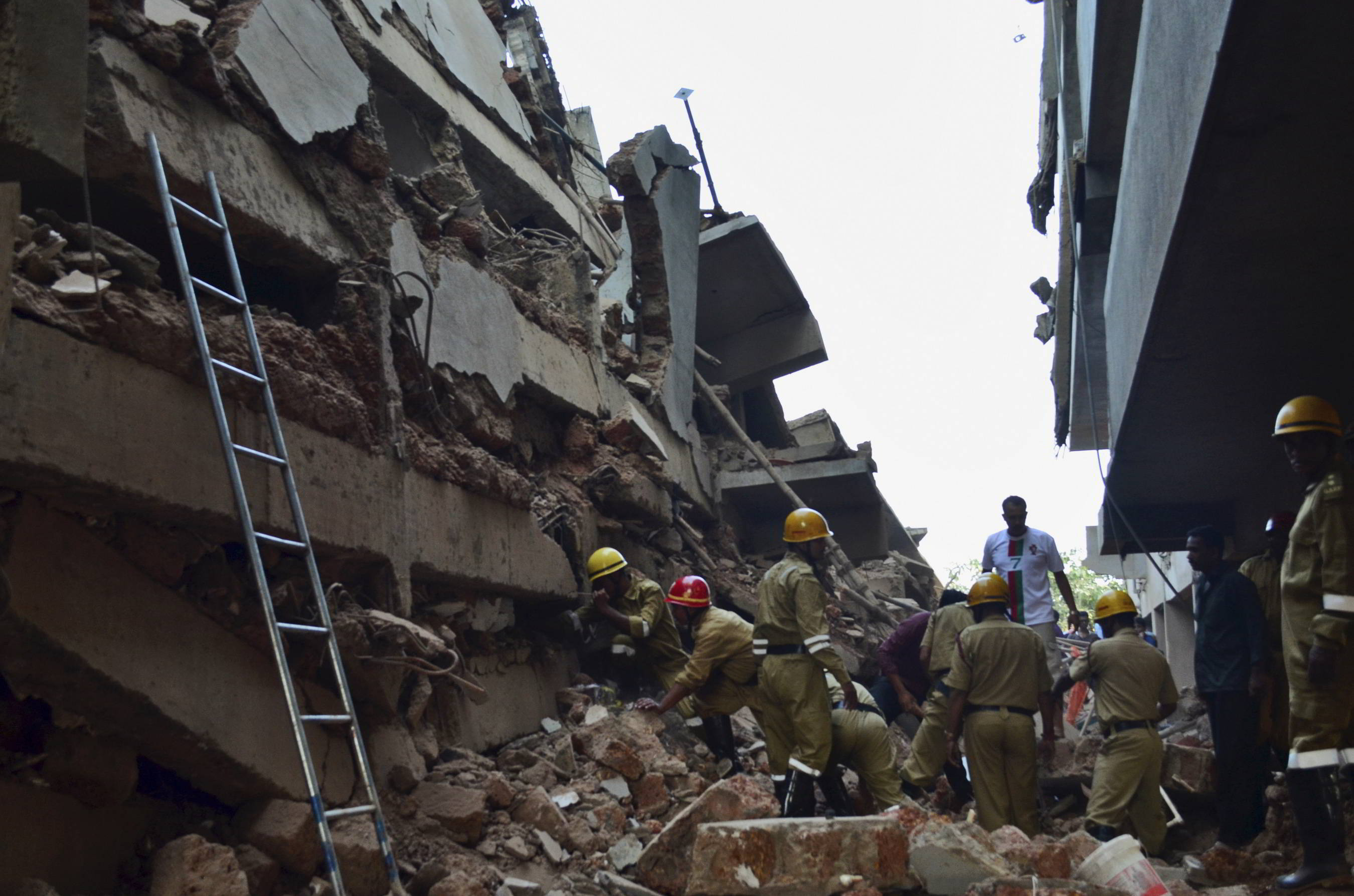 En el pasado, Bombay ha sufrido otros derrumbes mortales, a menudo causados por construcciones viejas y deterioradas y el uso en la construcción de materiales de mala calidad,