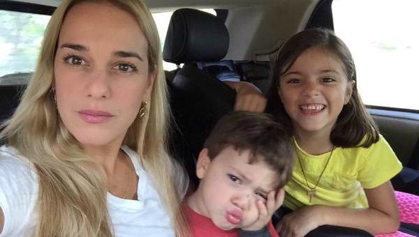 El matrimonio ya tiene dos hijos, aún pequeños, una niña de nombre Manuela quien tiene ocho años, y Leopoldo Santiago de cuatro años de edad.