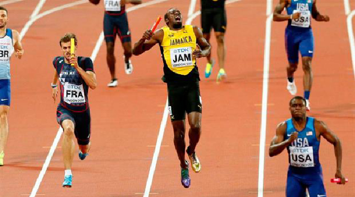 Por un calambre sufrido en el ultimo tramo del relevo 4x100, Usain Bolt no logró llegar a la meta