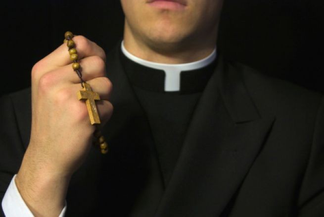 Sacerdote español acusado de tocamientos indebidos a cuatro menores de edad