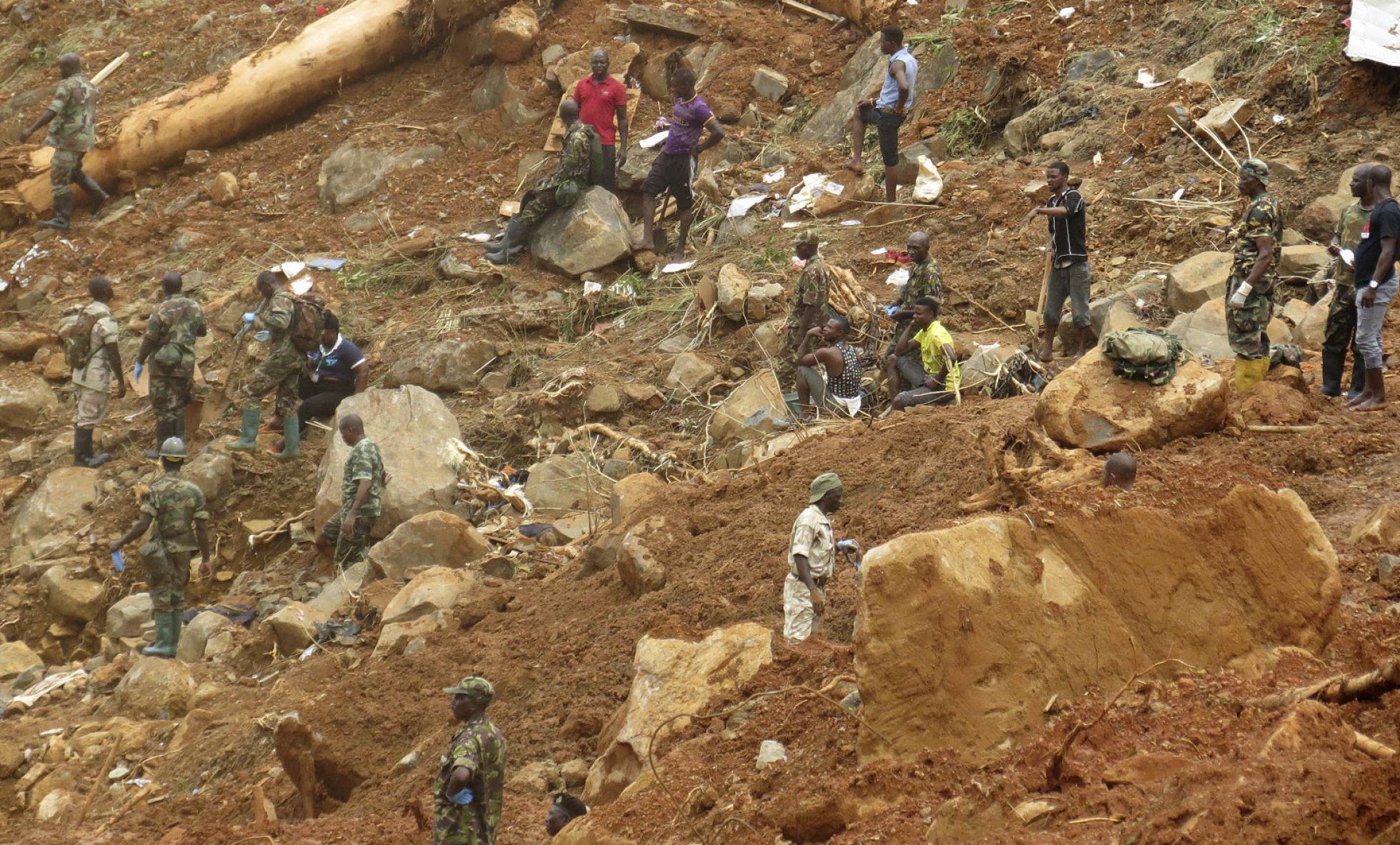 Ascendió a 400 los fallecidos y 600 los desaparecidos por los deslizamientos de tierra en Sierra Leona