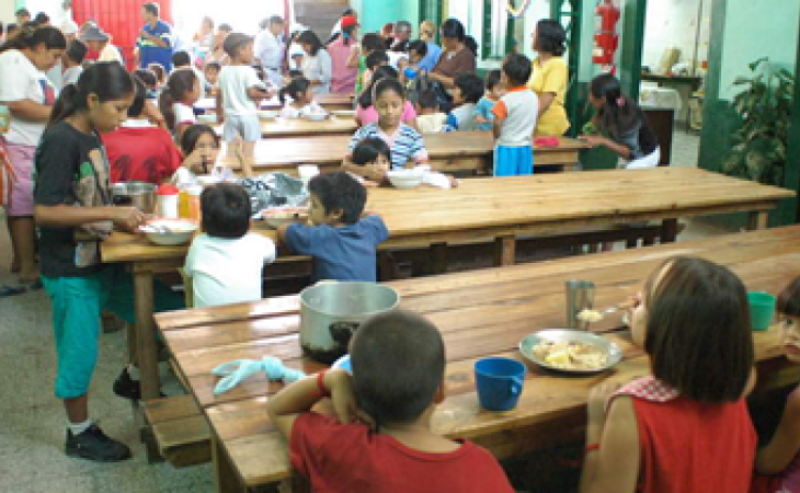 La acción filántropica se repite en otro punto de Cúcuta, donde otro grupo de personas preparan alimentos para un mínimo de doscientos venezolanos