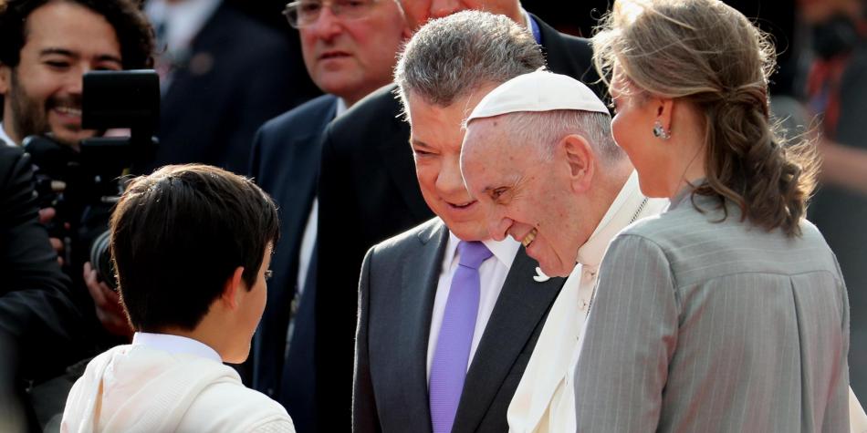 El hijo de Clara Rojas, un niño nacido en cautiverio, fue quien le ofreció el primer obsequió al Papa Francisco