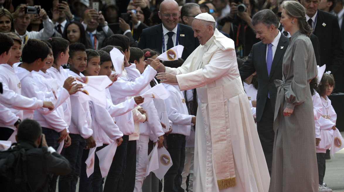 El Papa Francisco  saludó a Emmanuel con un emotivo “¡Hola!” y le estrechó la mano