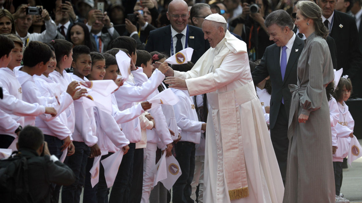 El Papa Francisco saludó a Emmanuel con un emotivo “¡Hola!” y le estrechó la mano