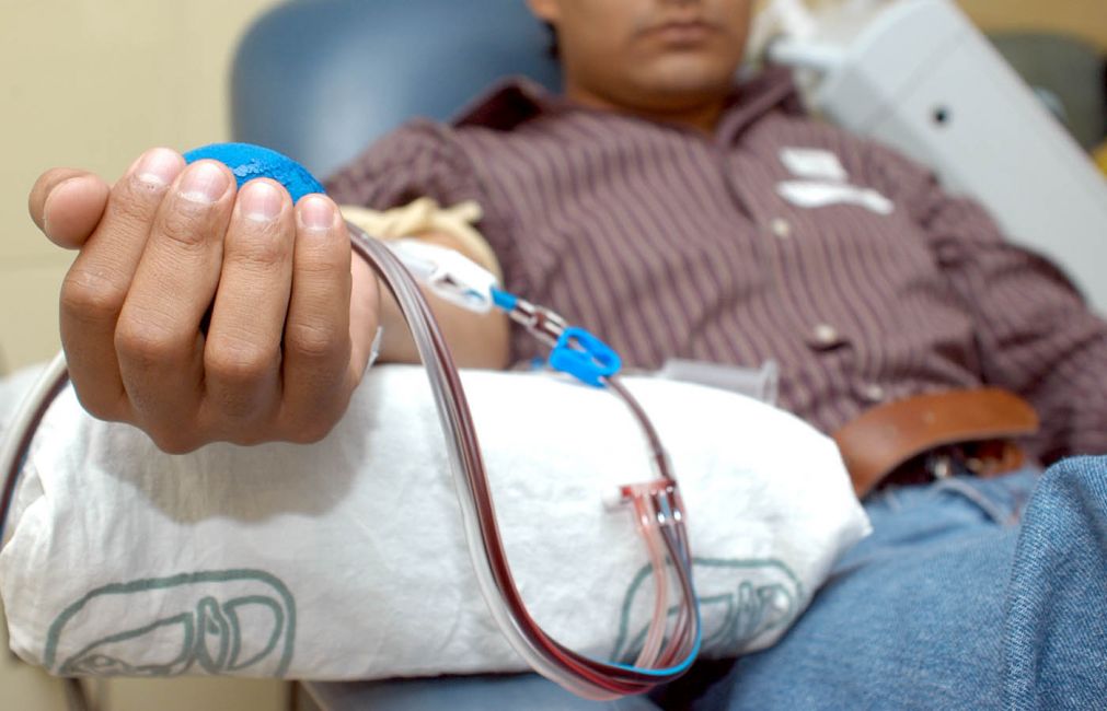 para paliar la escasez de sangre en los bancos de sangre ya sean públicos y privados; se deben tomar estrategias para fomentar la acción humanitaria