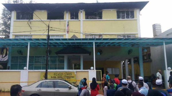 Incendio en escuela religiosa de Malasia, mueren 25 personas