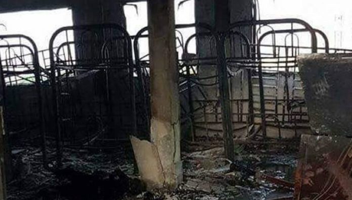 Un cortocircuito producido en una instalación eléctrica del tercer piso de la escuela Darul Quran Ittifaqiyah, produjo el incendio