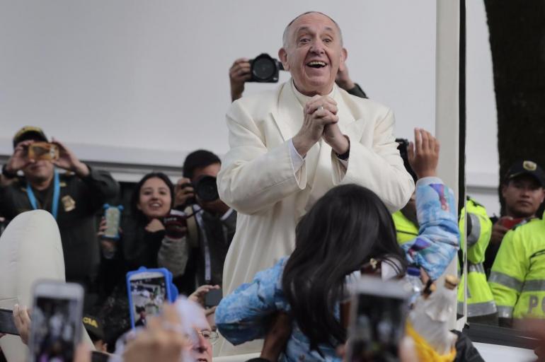 el nueve de septiembre, el Papa fue a Medellín, donde desde el aeropuerto Olaya Herrera, ofreció su primera misa