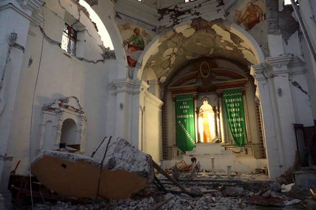 De manera increíble, sobrevivieron al desplome de la iglesia, el sacerdote que oficiaba el bautismo y dos sacristanes