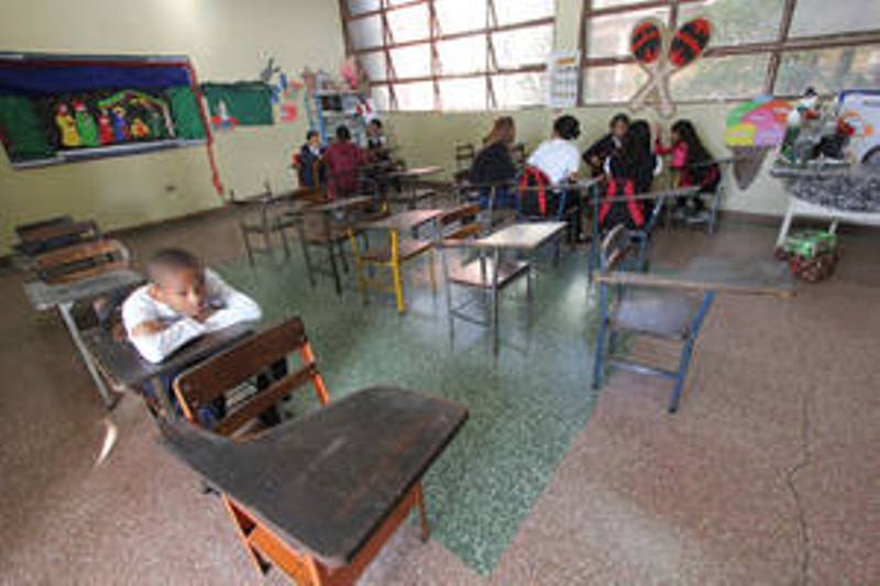 Debido a la crisis, niños, adolescentes y jóvenes desertan del sistema educativo