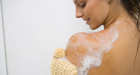 Bañarse dos veces por semana, recomiendan dermatologos
