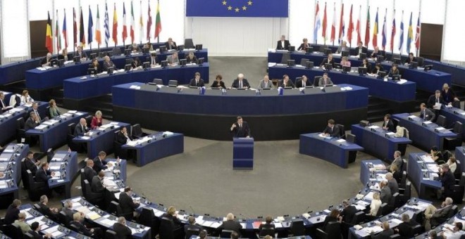 El premio es formalmente entregado por el Presidente del Parlamento Europeo durante la sesión plenaria de diciembre. El ganador recibe un certificado y un cheque de 50.000 euros.
