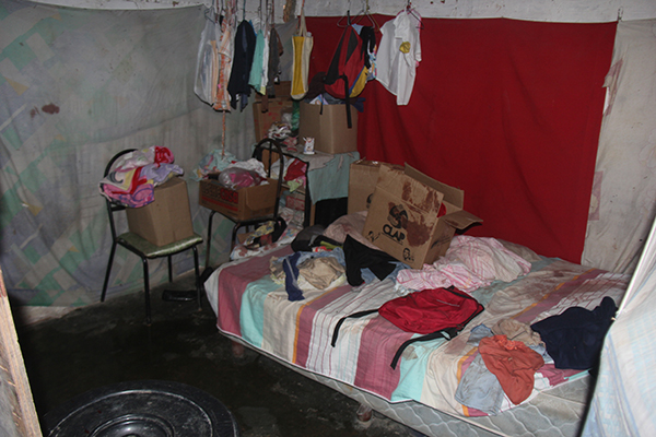 El atacante, hiere al joven, antes de salir de la escena del crimen, le sube el volumen al televisor, abre las llaves de agua, acciones que hace como agentes distractores de los vecinos