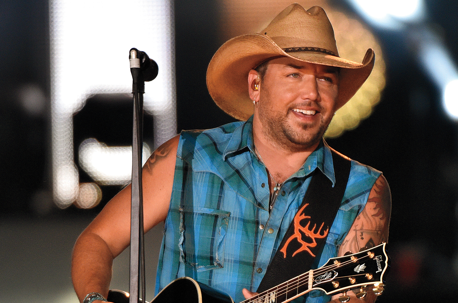 Cuando se escucharon los primeros disparos, el cantante de música country Jason Aldean estaba en el escenario actuando ante unas 22.000 personas