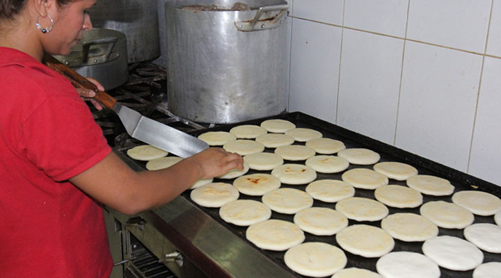 Areperas venezolanas se las "ingenian" para no quebrar ante rubros alimenticios