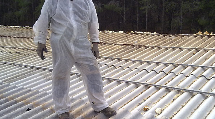 El asbesto es utilizado en la industria de la construcción para realizar techos, tuberías de agua, en la industria plástica, en envases para usos médicos