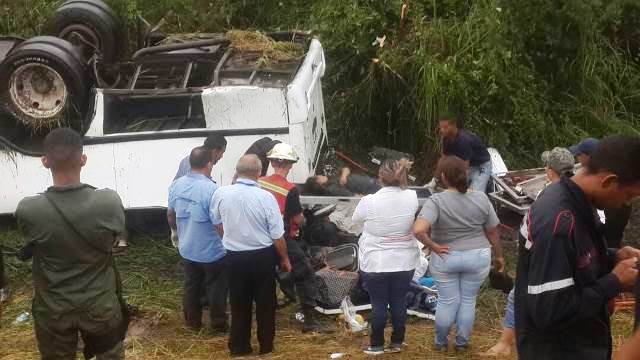 Al lugar del siniestro se apersonaron efectivos de los Bomberos de Calabozo, así como diferentes cuerpos policiales quienes iniciaron las labores de rescate