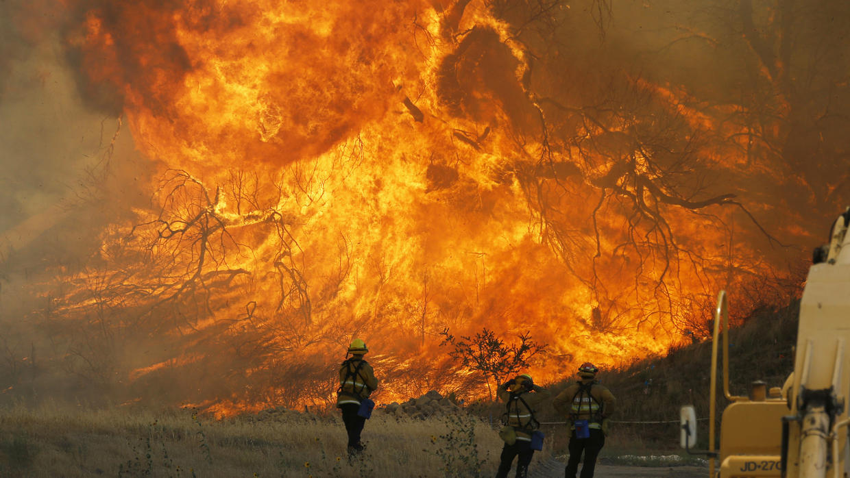 Voraz incendio continua devastando a California