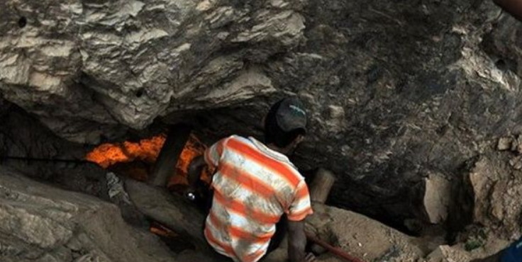 desde el año 2010 la minería ilegal, sobre todo la relacionada con la explotación de oro, se ha convertido en una importante fuente de financiación para los grupos al margen de la ley en 25 departamentos del país colombiano