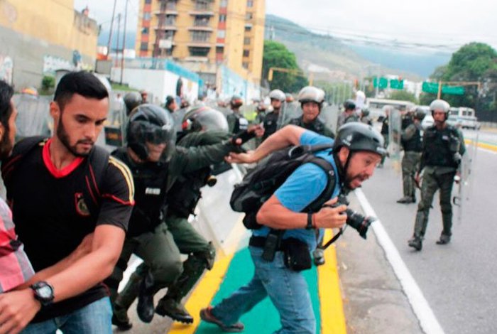 Mientras hacían un reportaje de investigación, tres periodistas son detenidos en Venezuela