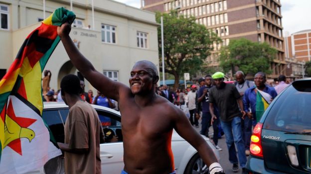 Robert Mugabe mantenía esperanzas de continuar aferrado al poder; luego que el ejército interviniera y lo pusiera bajo arresto domiciliario sin reconocer que se tratara de un golpe de Estado.