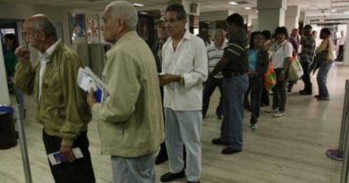 Jubilados y pensionados pasan las de "Caín" a la hora de cobrar la pensión