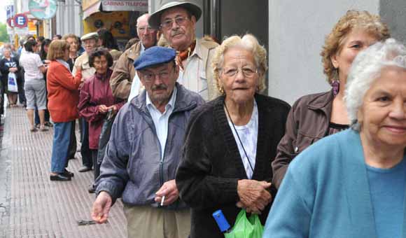 Jubilados y pensionados pasan las de "Caín" a la hora de cobrar la pensión