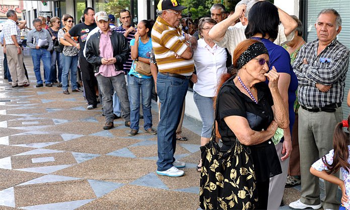 Jubilados y pensionados en los bancos a la espera de cobrar la pensión