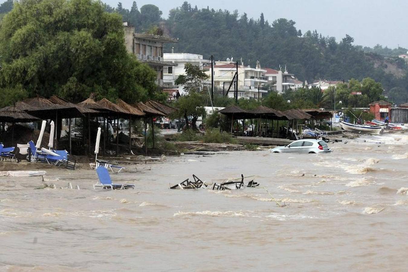 Decenas de desaparecidos y heridos tras inundaciones en Grecia