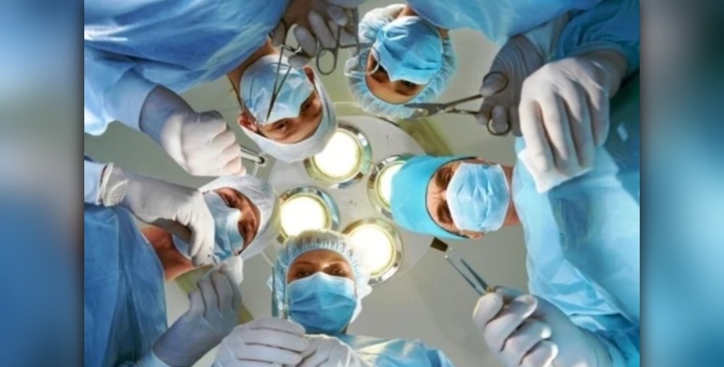 En total, el paciente se sometió a una decena de operaciones, incluyendo los trasplantes e intervenciones para retirar la piel quemada