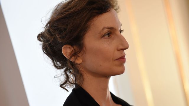 Audrey Azoulay es verdaderamente una mujer preparada; se sabe que obtuvo su título de pregrado en administración de la Universidad París