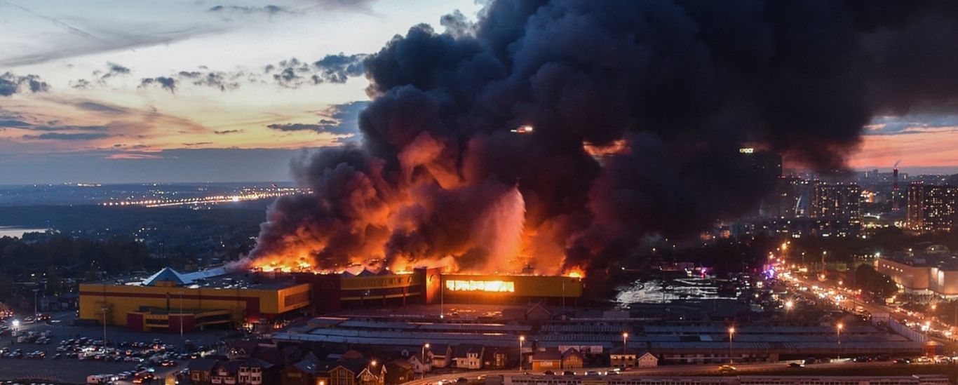 el incendio comenzó con una chispa en el techo de la sección de muebles de la tercera planta. 