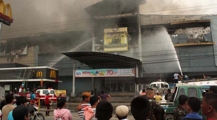 Incendio en centro comercial de Filipinas deja 37 fallecidos