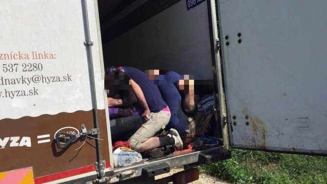 Al revisar a los viajeros, los gendarmes notaron que provenían de distintos países como Guatemala, El Salvador, Honduras y Ecuador.