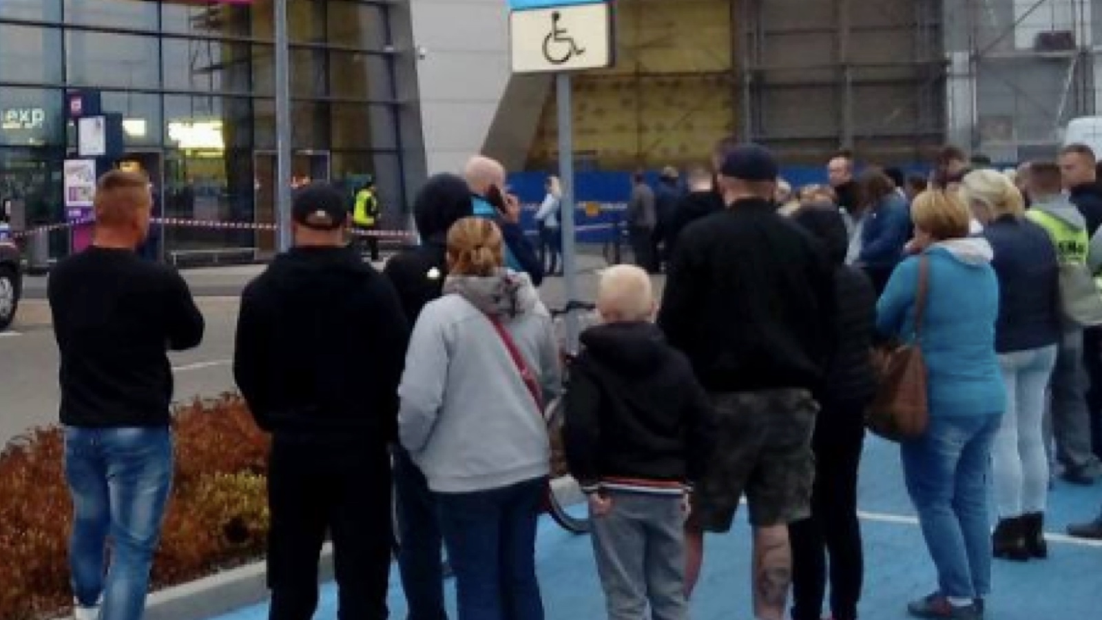 La mañana del pasado miércoles, el chico afgano se dejo llegar hasta un centro comercial ubicado en la ciudad de Kandel, situada al oeste de Alemania;  iba armado con un cuchillo de cocina, 