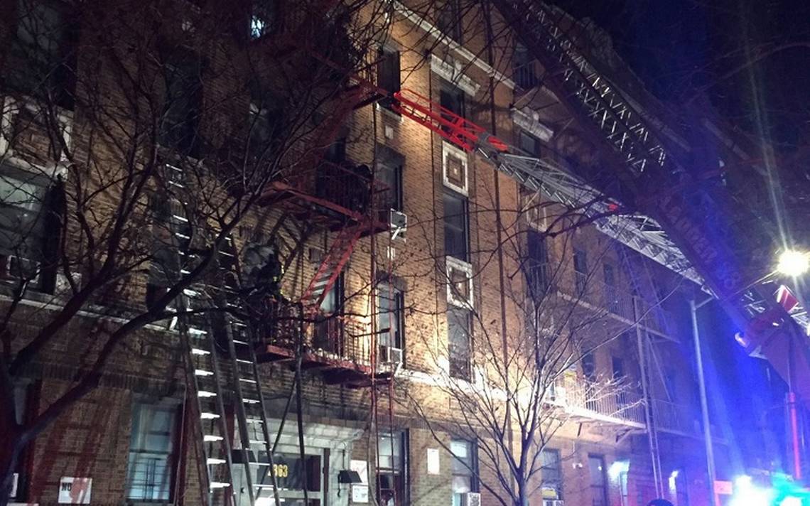Cuatro personas resultaron heridas por el incendio, encontrándose en cuidados intensivos, en la unidad de quemados en un centro hospitalario de Nueva York