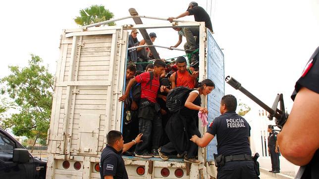 Camión cargado con indocumentados fue detenido en México