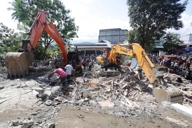 Fuerte terremoto de 6.5 en la escala de Rirchter azotó a Indonesia