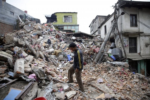 Varios edificios de la isla de Java se derrumbaron, otros sufrieron grietas, la población permanece en las calles por temor a réplicas, cosa que es normal en casos de terremotos.