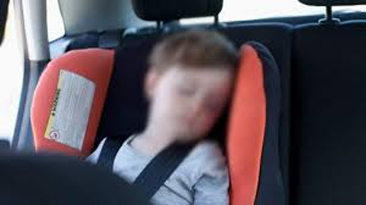 Padre va con su hijo de dos años al trabajo, lo olvida en el carro y el chico muere