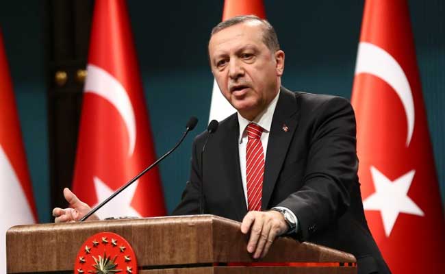 La medida fue impulsada por Recep Tayyip Erdogan, quien acusa a los despedidos de formar parte de una organización terrorista, que buscan apartarlo del poder