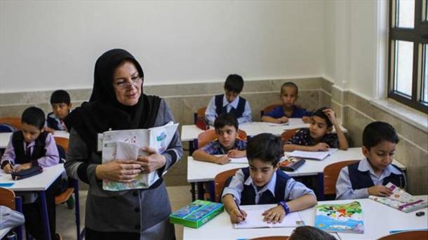 Por lo general, la enseñanza del inglés en las escuelas públicas de Irán comenzaba cuando los niños llegaban a los doce y catorce años de edad
