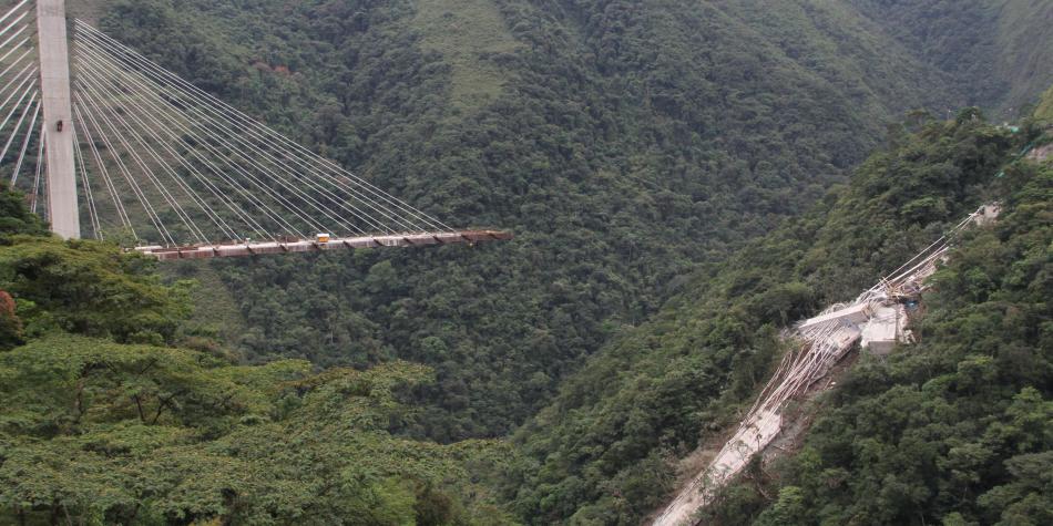 Recuperación de los cuerpos, tras colapso de puente, tardó 27 horas