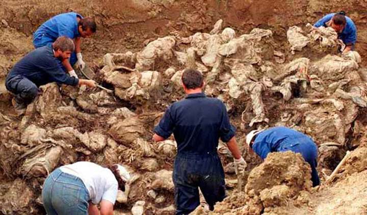 Los hallazgos continuaron sucediendose y el lunes se encontraron catorce cuerpos mas en una fosa común y seis en otra, que sumados a los nueve primeros que se hallaron el sábado dan un total de 33