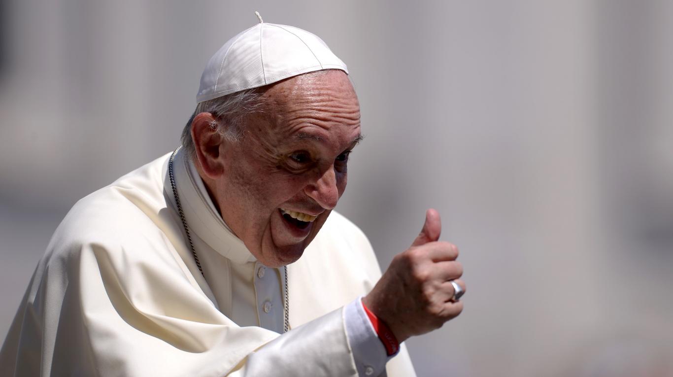 Los voluntarios, grupo especial siempre presentes en las visitas papales, lo esperaban sonrientes, y con especial atención el Santo Padre se dirigió al grupo  para darle la mano a cada uno