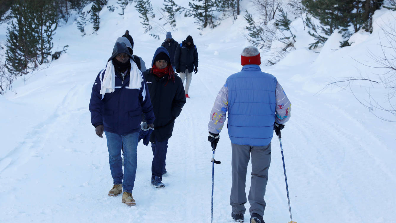 Inmigrantes ilegales cruzan los Alpes para lograr llegar a Francia