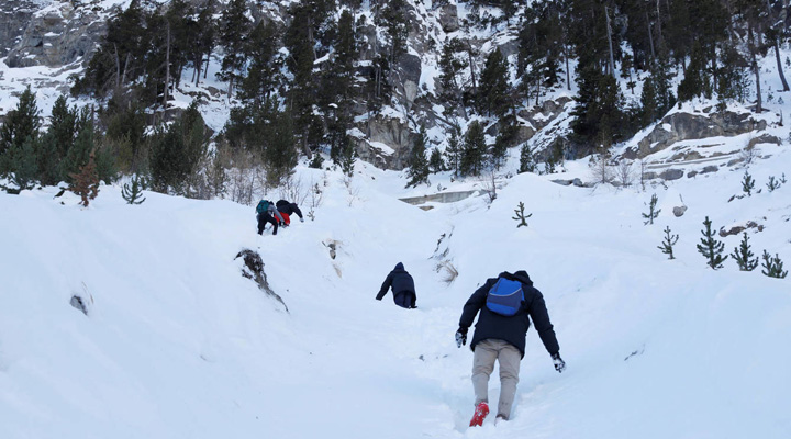 Inmigrantes ilegales cruzan los Alpes para lograr llegar a Francia