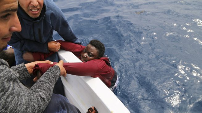 Cien inmigrantes desaparecidos en naufragio en el Mar Mediterráneo