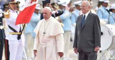 Llegó a Perú el Papa Francisco, en visita oficial de tres días